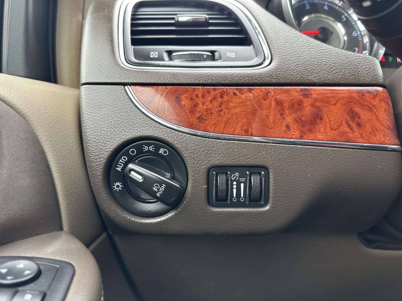 Used 2014 Chrysler Town & Country Touring FWD image 31