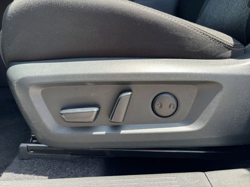 Used 2025 Nissan Rogue SV FWD image 22