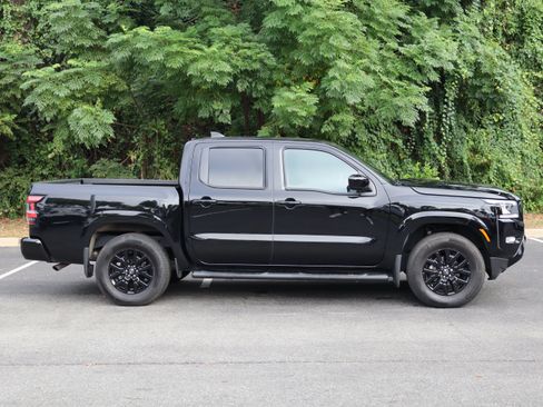 Used 2023 Nissan Frontier SV w/ Midnight Edition Package RWD image 11