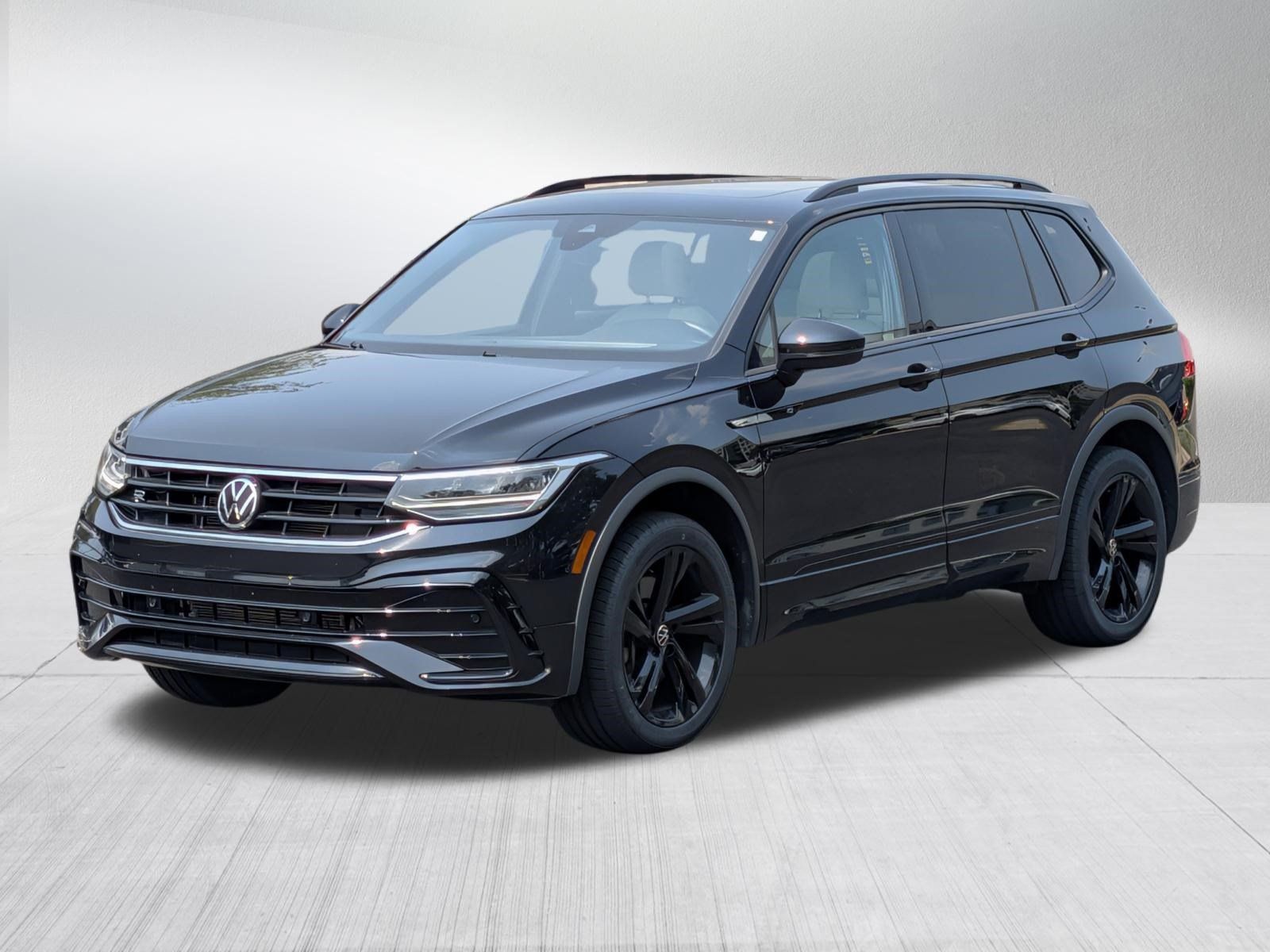 Used 2024 Volkswagen Tiguan SE R-Line AWD/4WD image 3