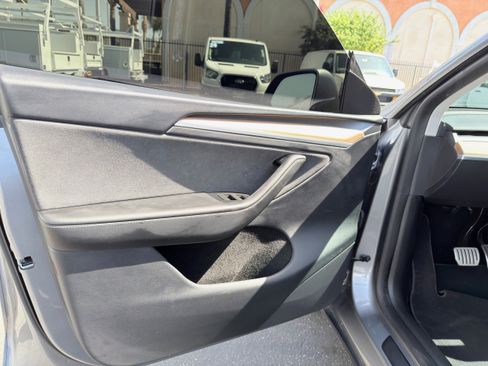 Used 2024 Tesla Model Y Performance image 21