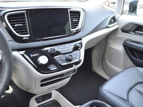 Used 2024 Chrysler Pacifica Touring-L image 21