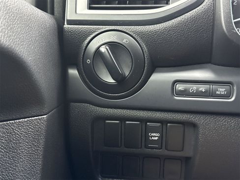 Used 2017 Nissan Titan S image 28