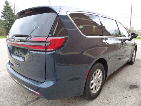 Used 2025 Chrysler Pacifica Select FWD image 9