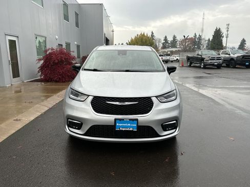 Certified 2024 Chrysler Pacifica Touring-L image 8