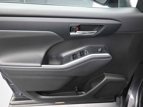 Used 2024 Toyota Highlander XLE image 13