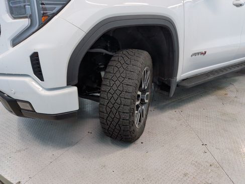 Used 2024 GMC Sierra 1500 AT4 w/ AT4 Premium Package AWD/4WD image 5