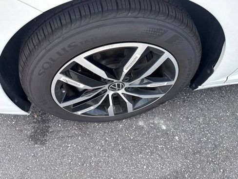 Used 2026 Volkswagen Jetta SE FWD image 4