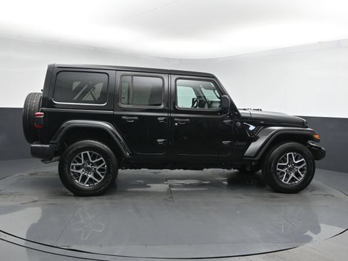 Used 2025 Jeep Wrangler Unlimited Sahara AWD/4WD image 3