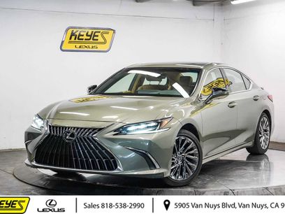 Used 2025 Lexus ES 300h w/ Luxury Package