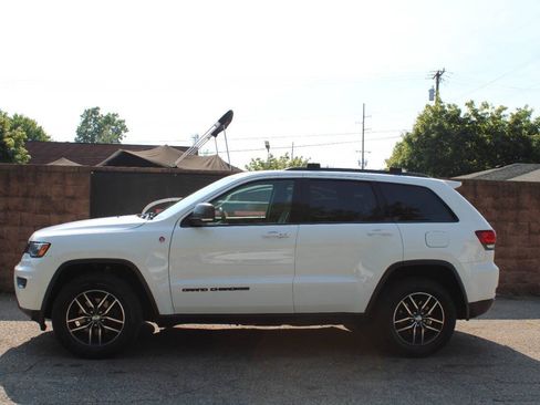 Used 2018 Jeep Grand Cherokee Trailhawk w/ Trailhawk Luxury Group AWD/4WD image 2