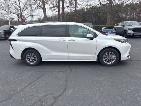 Used 2024 Toyota Sienna XLE image 5