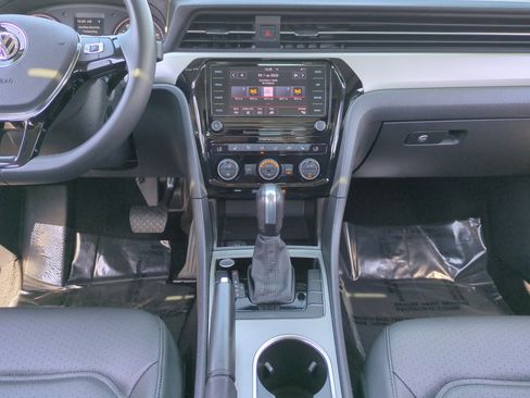 Used 2022 Volkswagen Passat 2.0T SE image 11