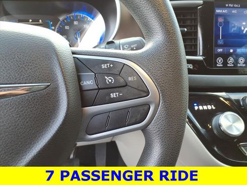 Used 2017 Chrysler Pacifica Touring image 18