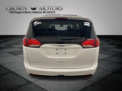 Used 2018 Chrysler Pacifica Touring-L Plus w/ Advanced Safetytec Group image 5
