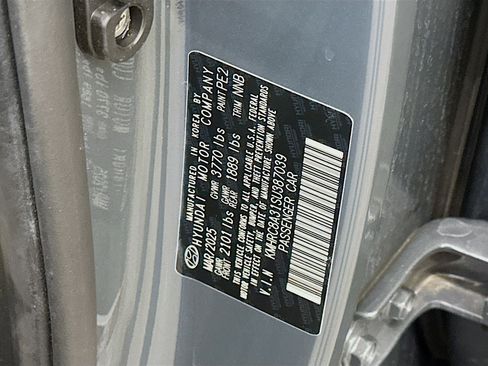 Used 2025 Hyundai Venue SEL image 12