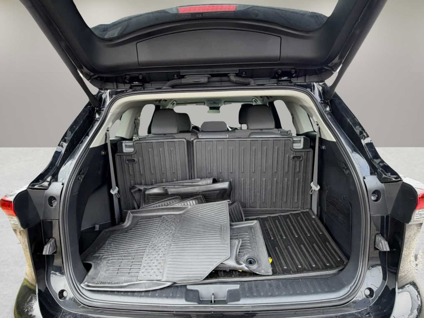 Used 2024 Toyota Highlander LE AWD/4WD image 21