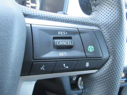 Used 2025 Mitsubishi Outlander SE image 40