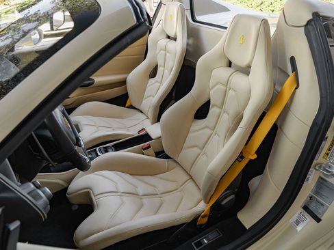 Used 2016 Ferrari 488 Spider RWD image 8