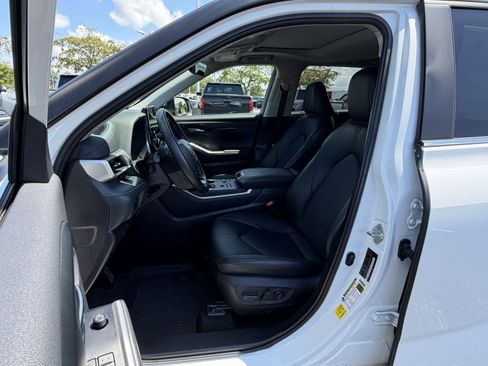 Certified 2025 Toyota Highlander XLE AWD/4WD image 16