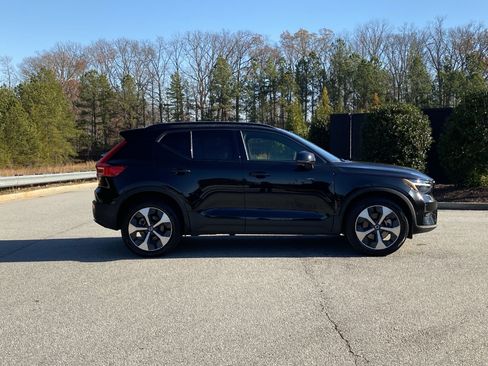 Used 2025 Volvo XC40 B5 Plus image 5