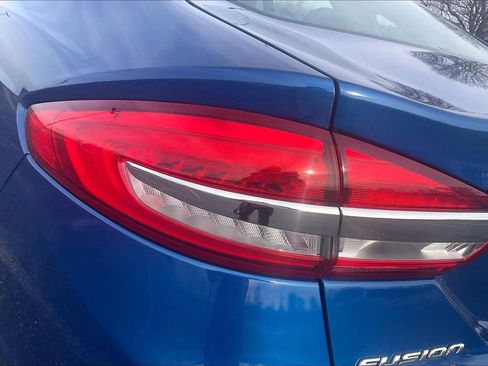 Used 2017 Ford Fusion SE w/ Fusion SE Technology Package image 24