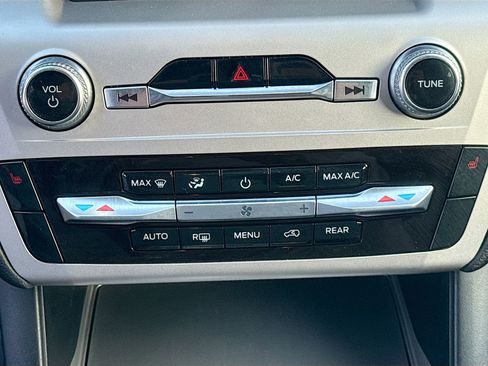 Used 2022 Ford Explorer XLT image 19