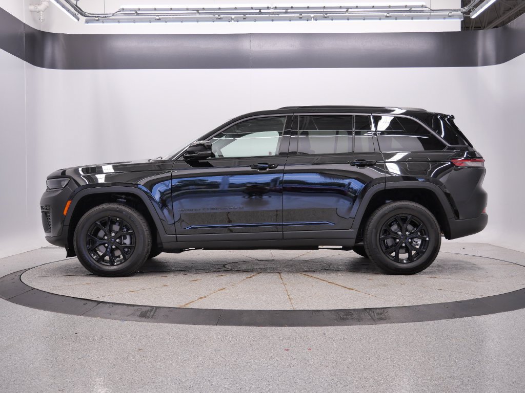 Used 2026 Jeep Grand Cherokee Altitude AWD/4WD image 2