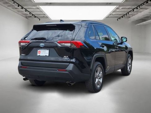 Used 2022 Toyota RAV4 XLE AWD/4WD image 6