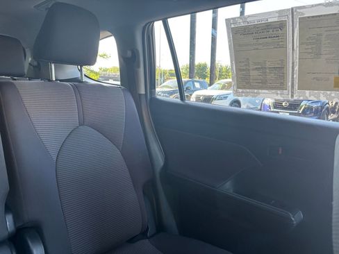 Used 2025 Toyota Highlander LE FWD image 39