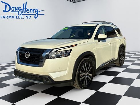Used 2024 Nissan Pathfinder Platinum image 1