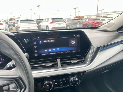 Used 2025 Chevrolet Trax LT image 21