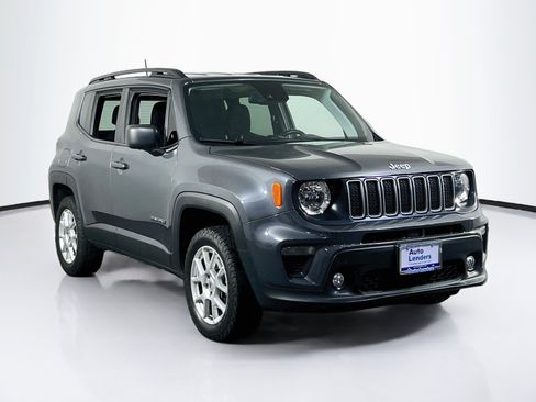 Used 2022 Jeep Renegade Latitude w/ Convenience Group AWD/4WD image 3