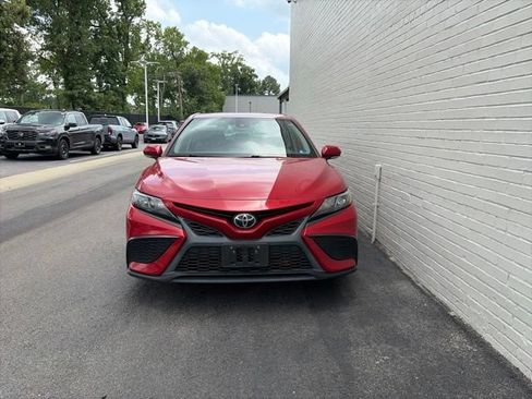 Used 2022 Toyota Camry SE FWD image 1
