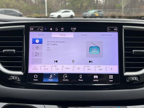 Used 2022 Chrysler Pacifica Touring-L image 4