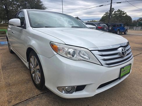 Used 2011 Toyota Avalon Limited image 3