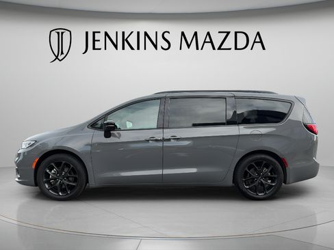 Used 2025 Chrysler Pacifica Limited FWD image 4
