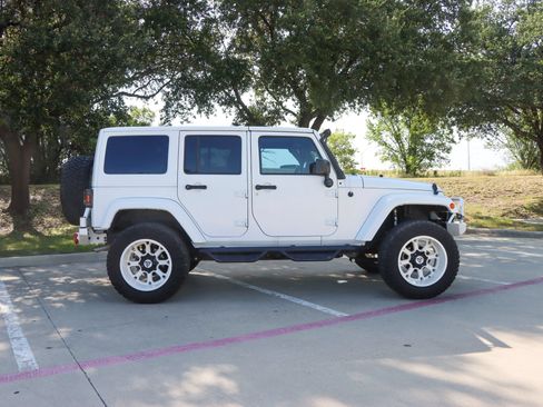 Used 2015 Jeep Wrangler Unlimited Sahara w/ Connectivity Group AWD/4WD image 8