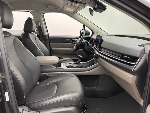 Used 2025 Kia Carnival FWD image 31