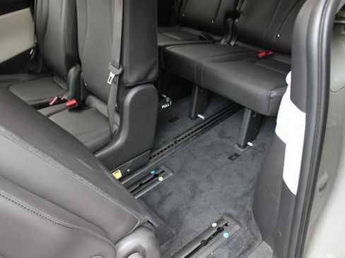 Used 2024 Kia Carnival EX FWD image 24