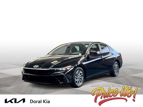 Used 2024 Hyundai Elantra SEL FWD image 1