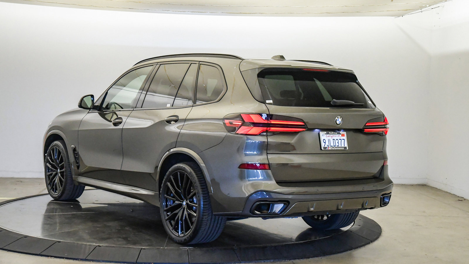 Certified 2024 BMW X5 xDrive40i w/ M Sport Package AWD/4WD image 2