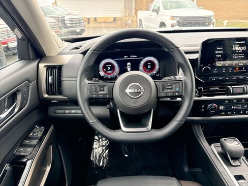 Used 2024 Nissan Pathfinder Platinum w/ Black Appearance Package image 16