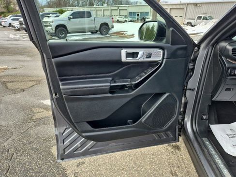 Used 2023 Ford Explorer Platinum image 15