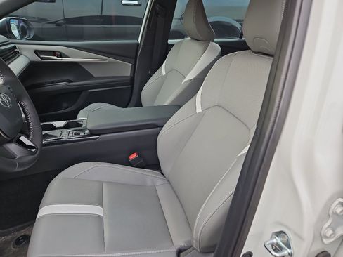 Used 2025 Toyota Camry SE image 8