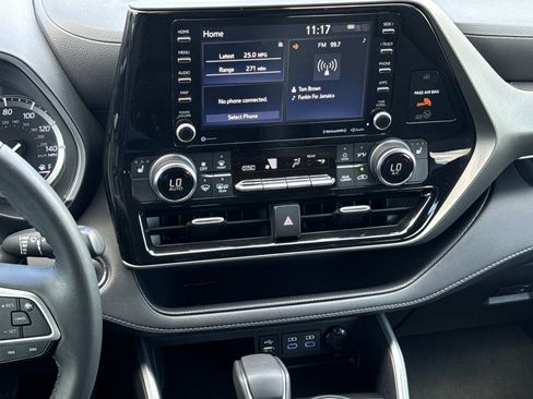 Used 2022 Toyota Highlander XLE FWD image 32