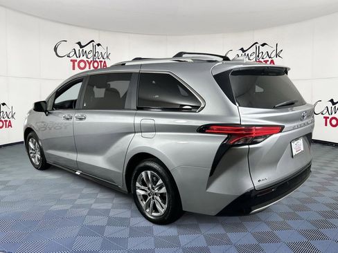 Used 2025 Toyota Sienna Limited image 6