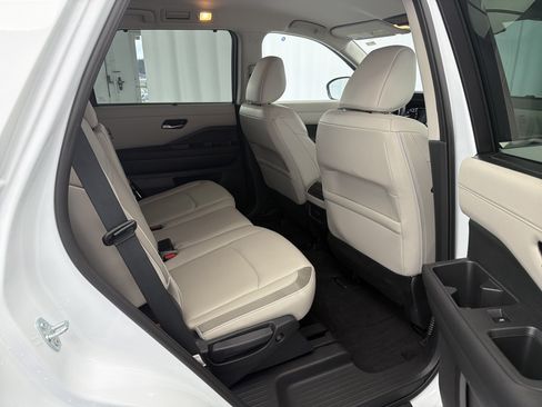 Used 2025 Nissan Pathfinder SL AWD/4WD image 11
