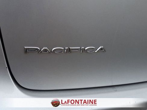 Used 2024 Chrysler Pacifica Touring-L image 10