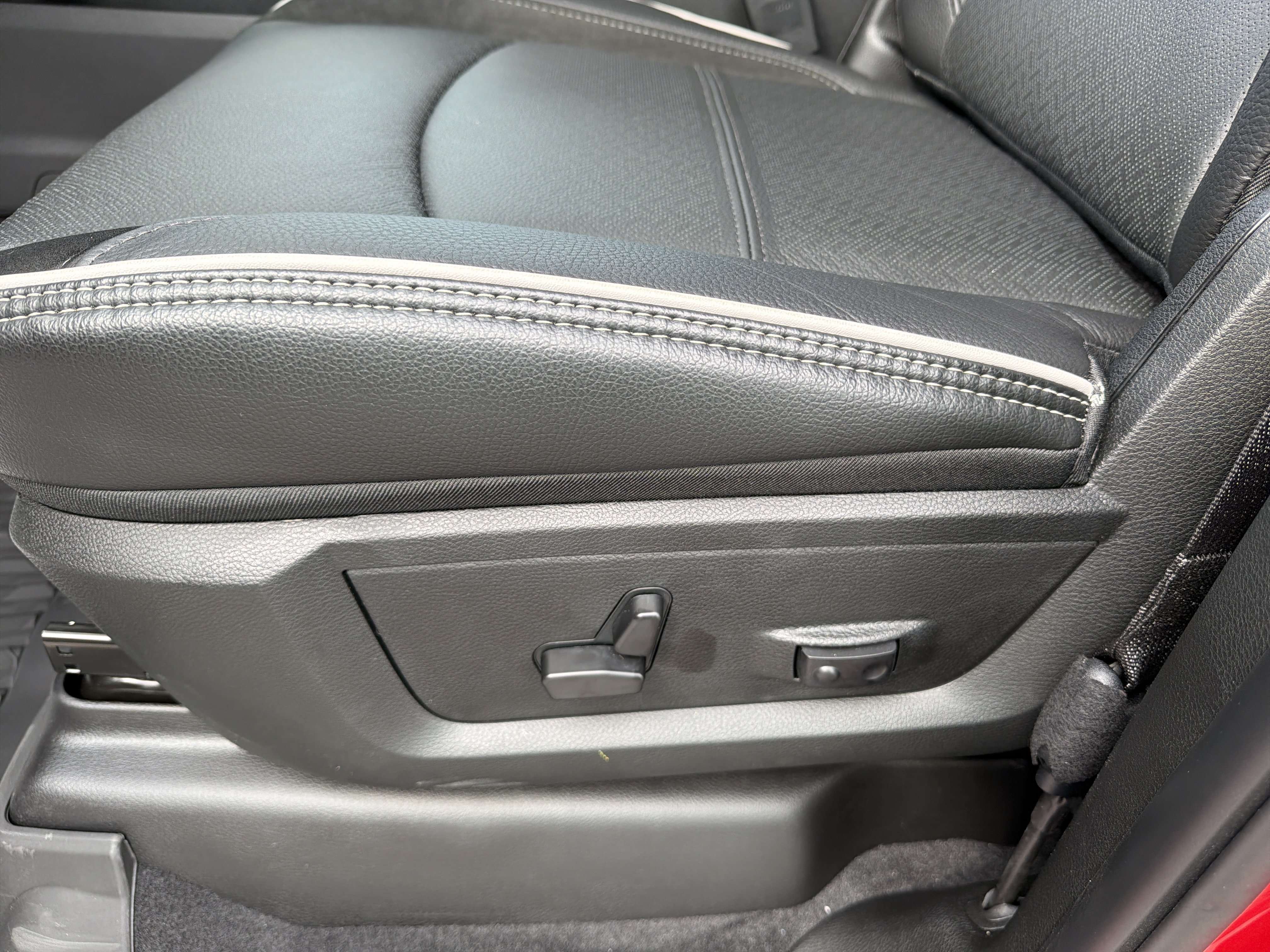 New 2026 RAM 2500 Laramie AWD/4WD image 16